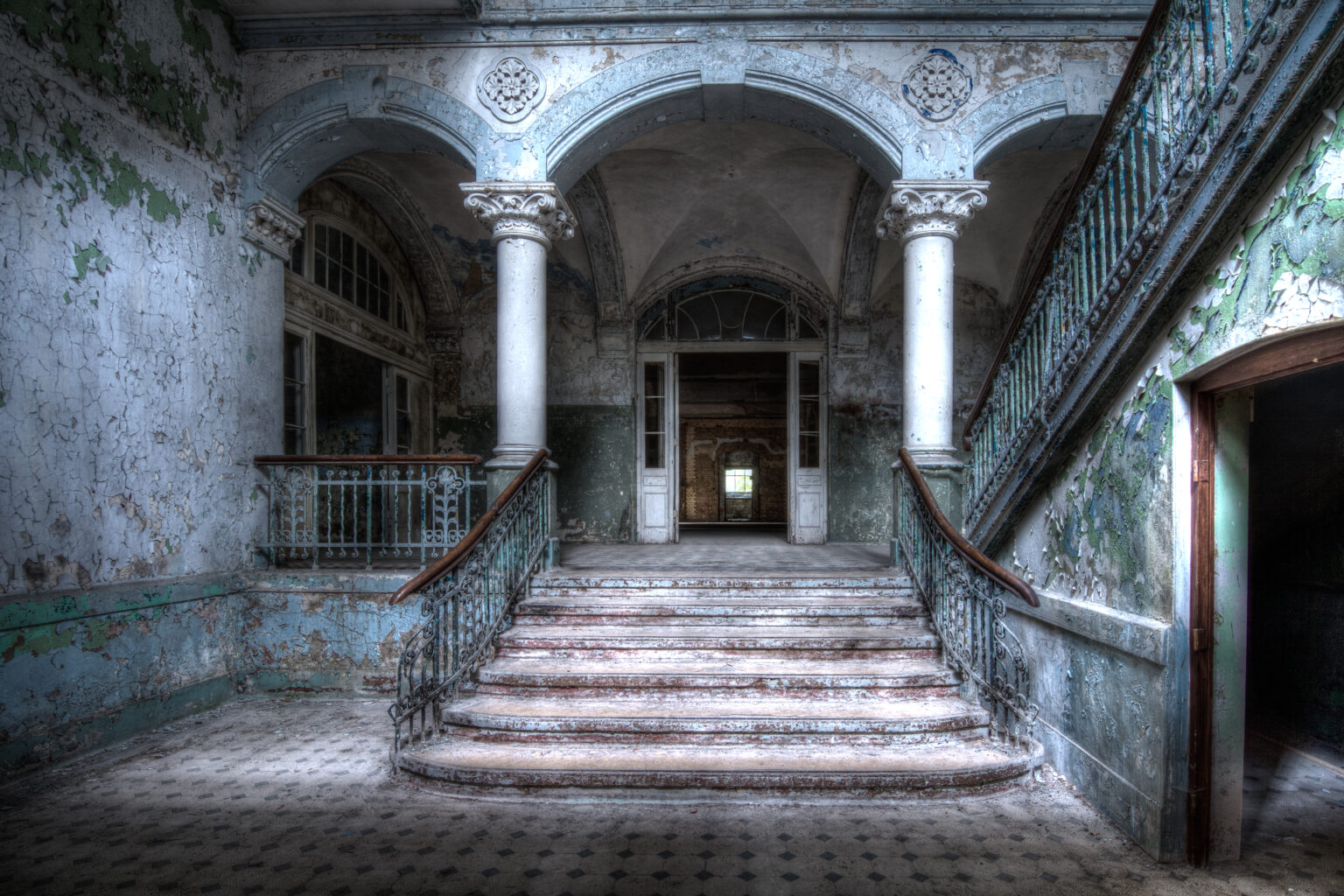 Portfolio Säulenhalle mit Treppenaufgang in einem verlassenen Sanatorium