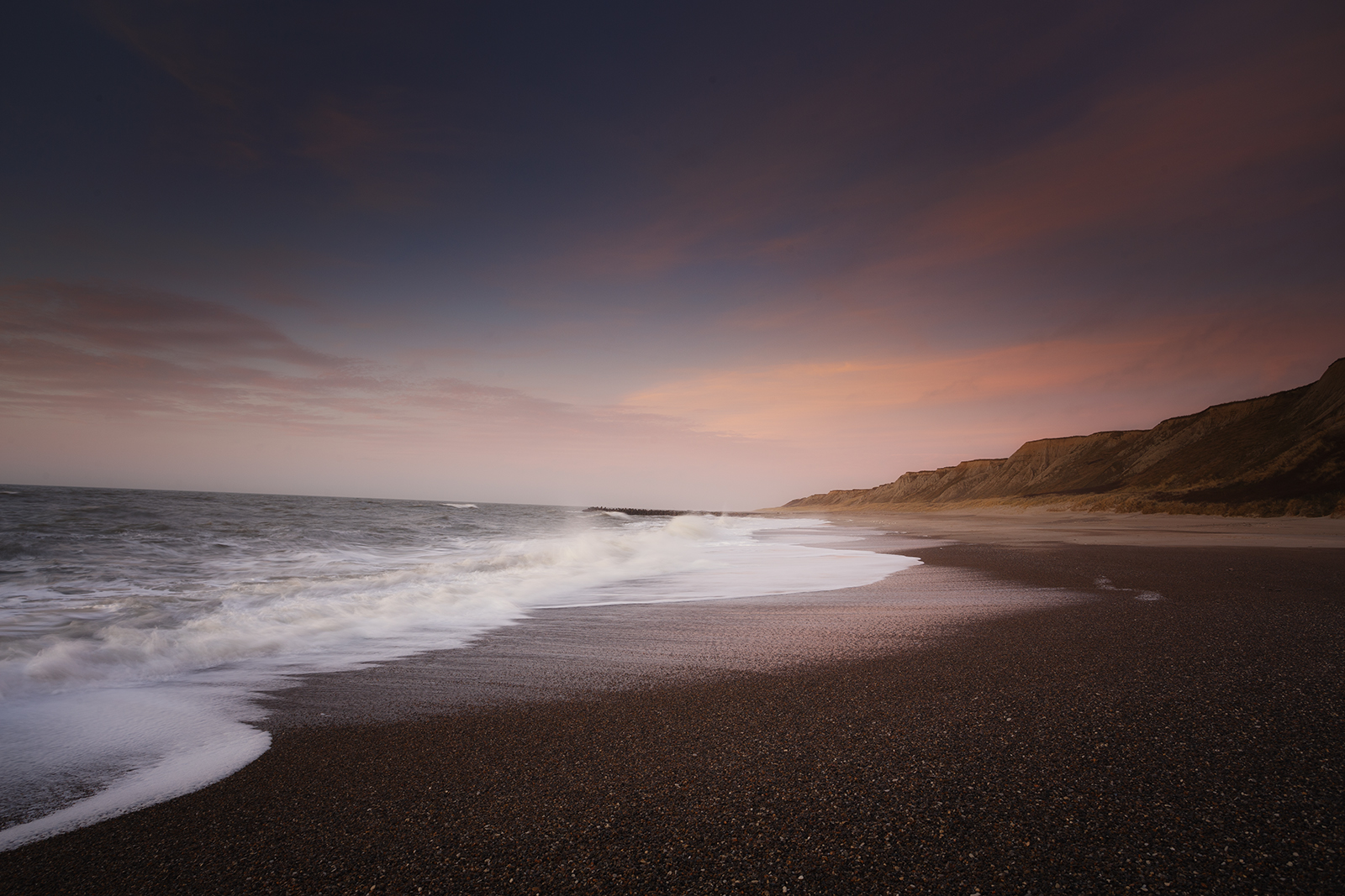 Brandung am Strand im Abendlicht
