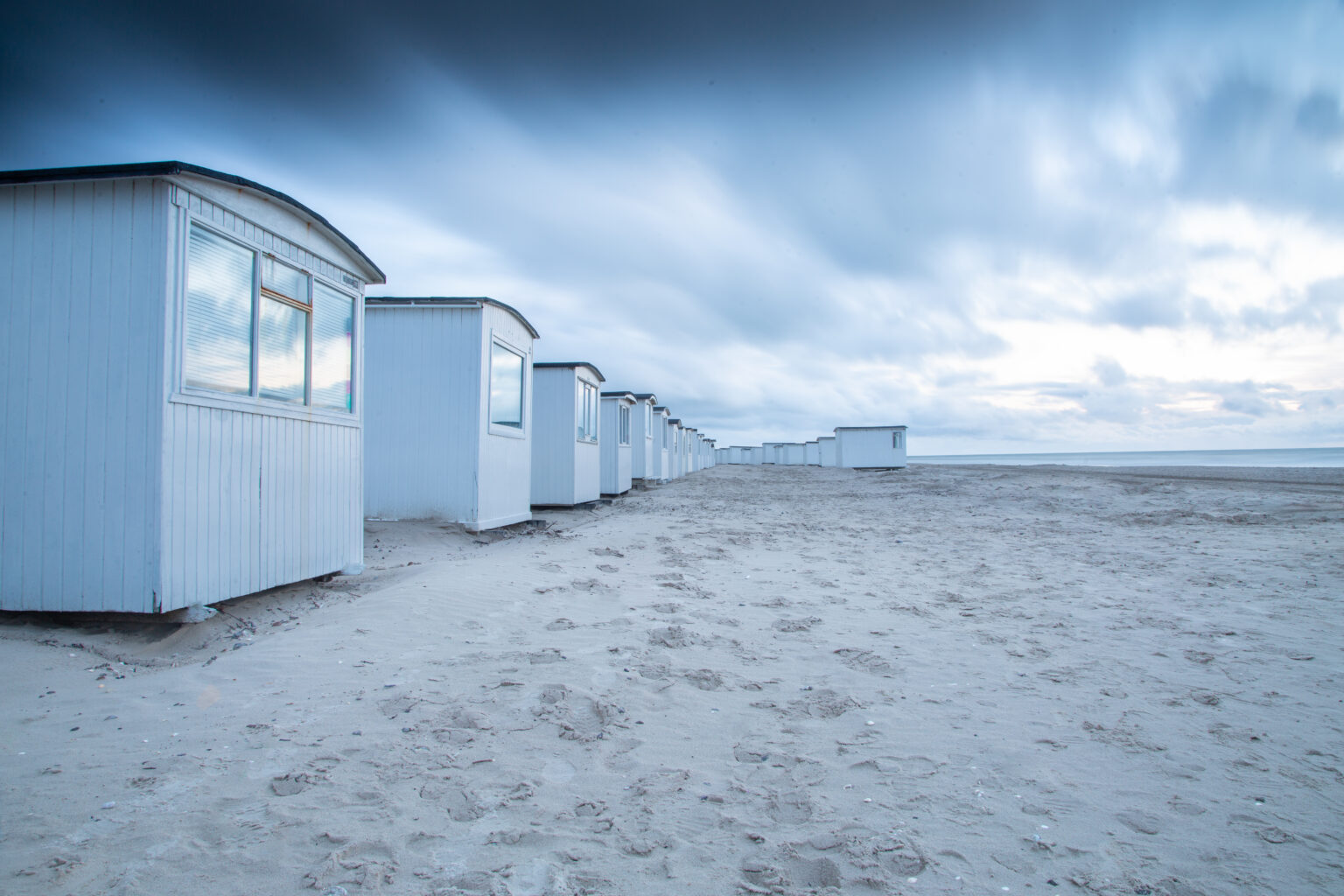Reihe weißer Badehäuser am Strand